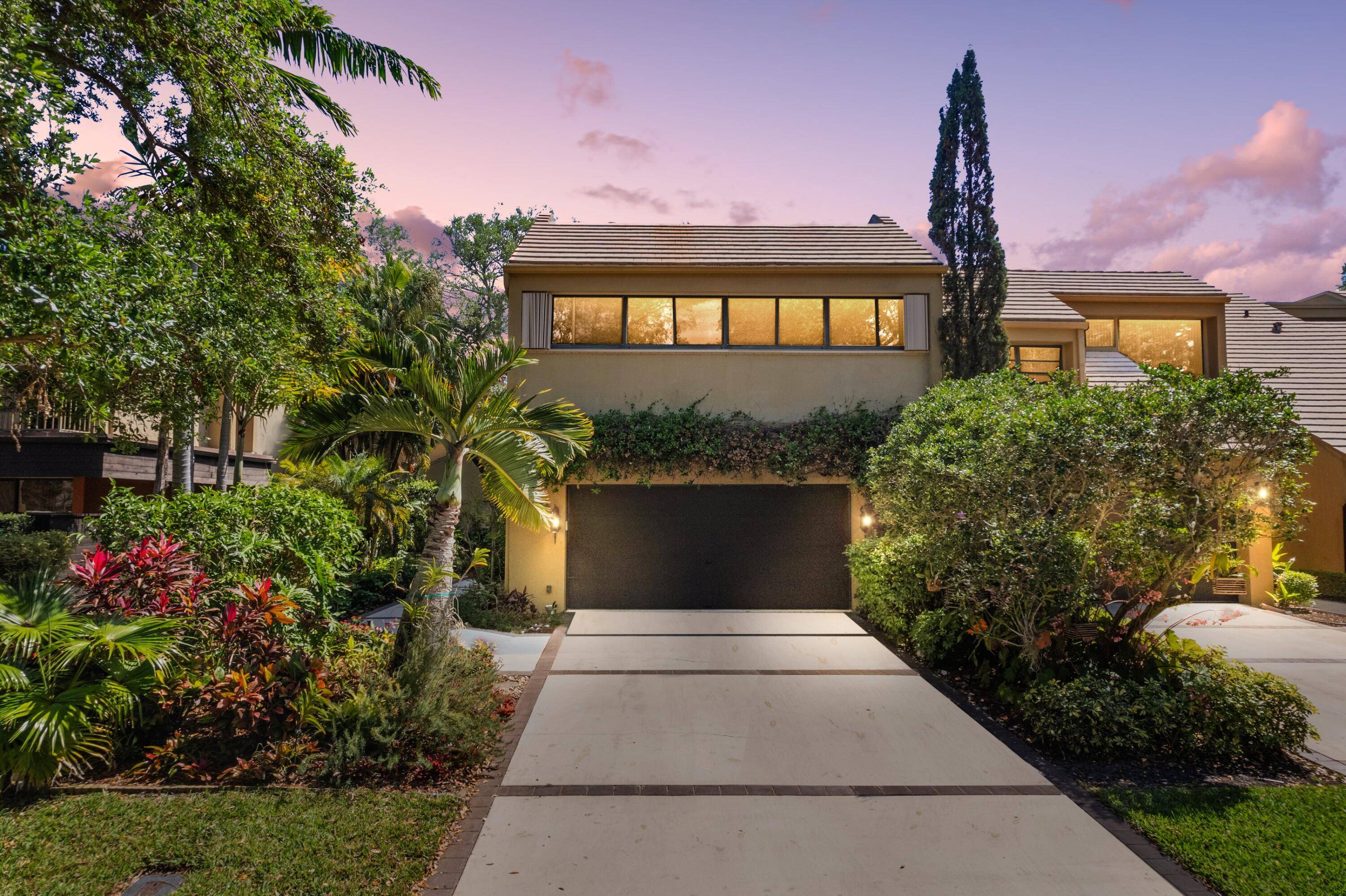 GORGEOUS TOWNHOUSE PRESTIGIOUS LAND'S END PRIME EAST BOCA RATON LOCATION Double Door Entrance Spacious Floor Plan Dramatic Vaulted Ceilings LED Recessed Accent Lighting Bamboo Wood Tile Flooring Natural Gas Fireplace ...