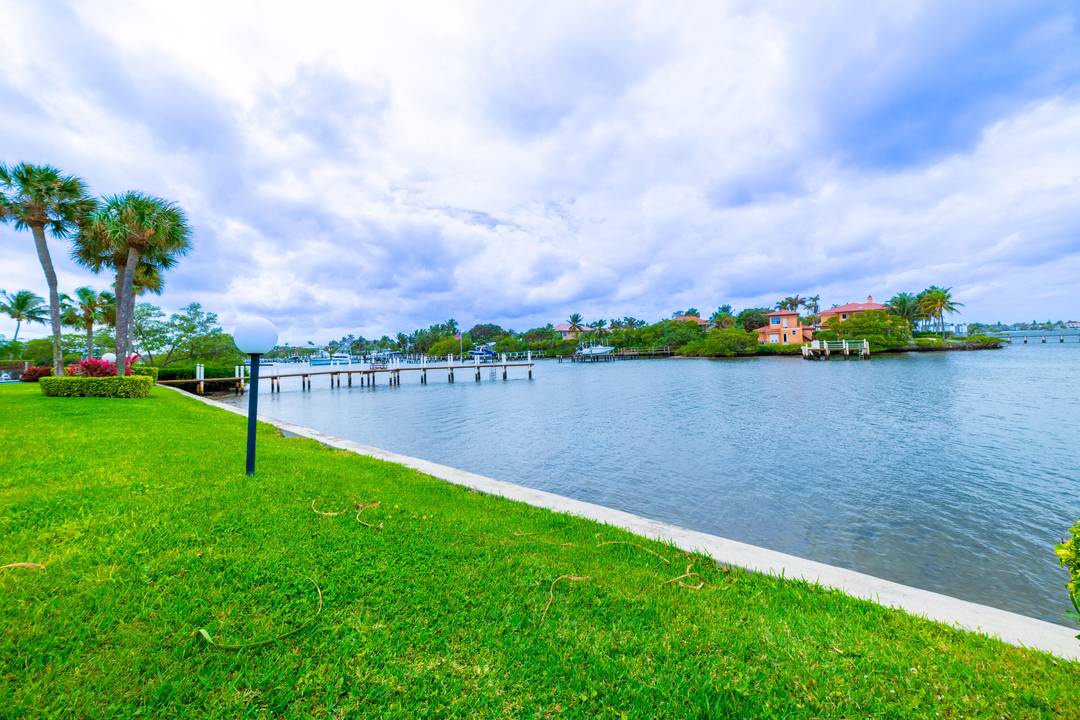 Direct Intracoastal Townhouse Available for 4 month Seasonal or Annual rent.