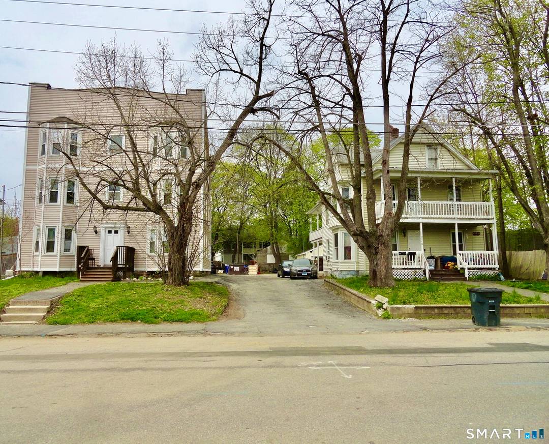 Lovey updated 6 unit, 2 large bedrooms residential apartments in a great downtown location with gas heat and large sun filled bright rooms.