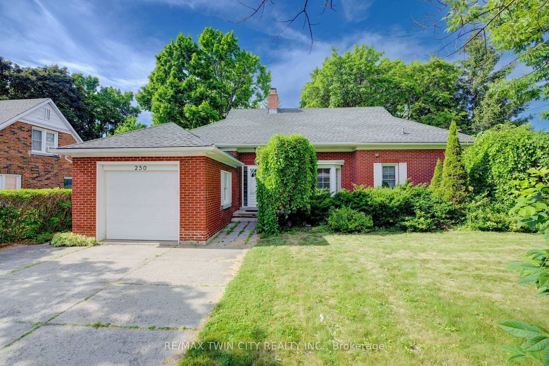 Charming 3 Bedroom, 1. 5 Bathroom Home in Waterloo, ON !