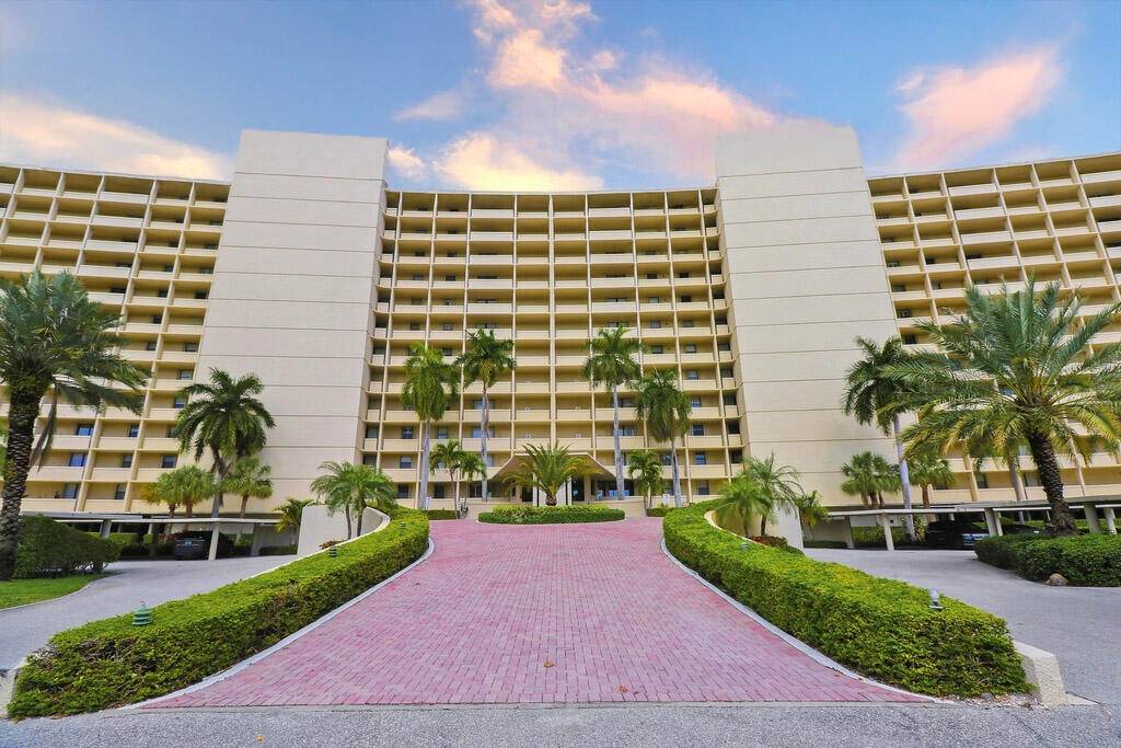 Welcome to luxury waterfront living in North Palm Beach !