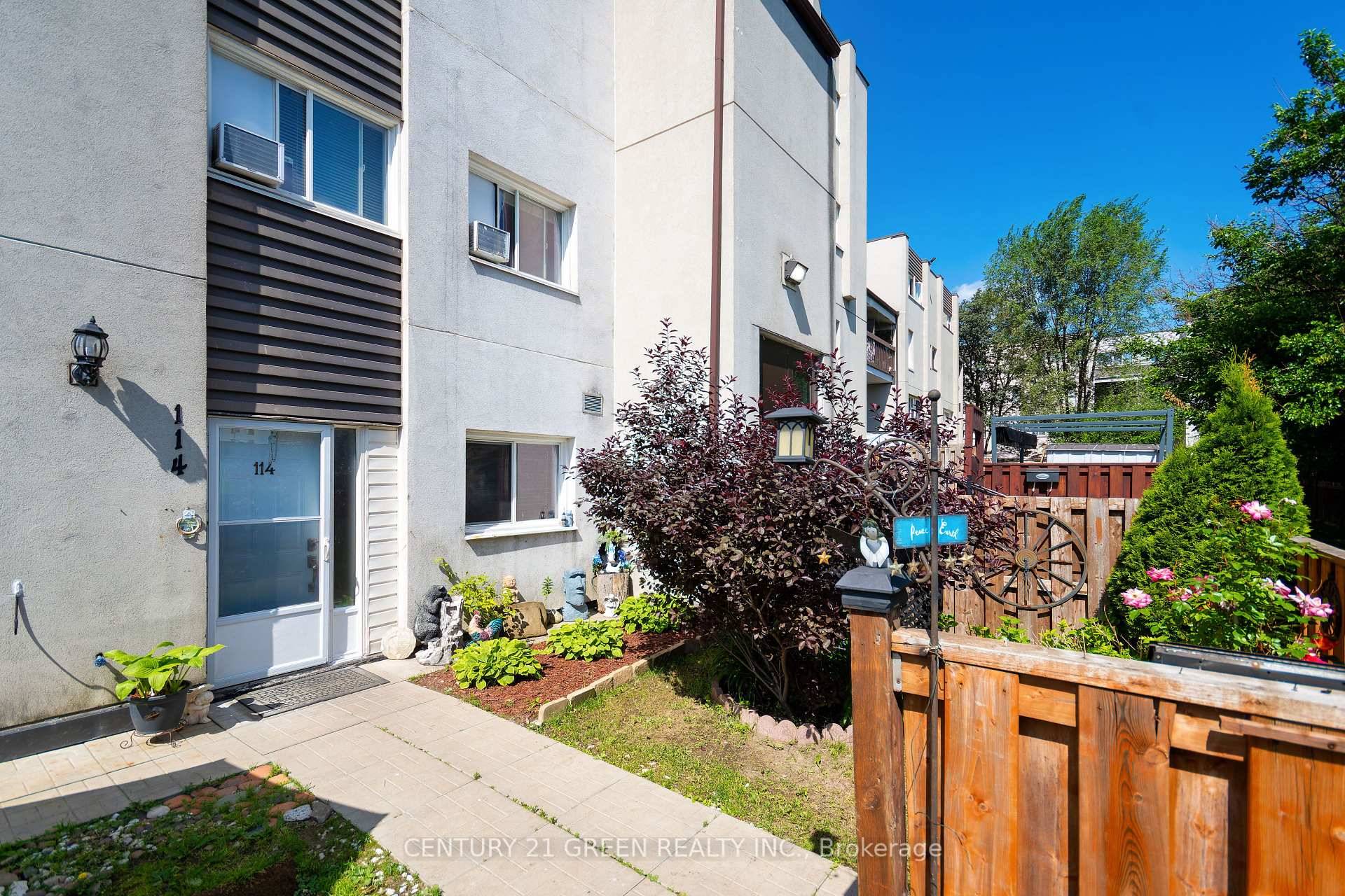 Prime Location In Mississauga, Steps To Public Transit, Plaza And Restaurants.