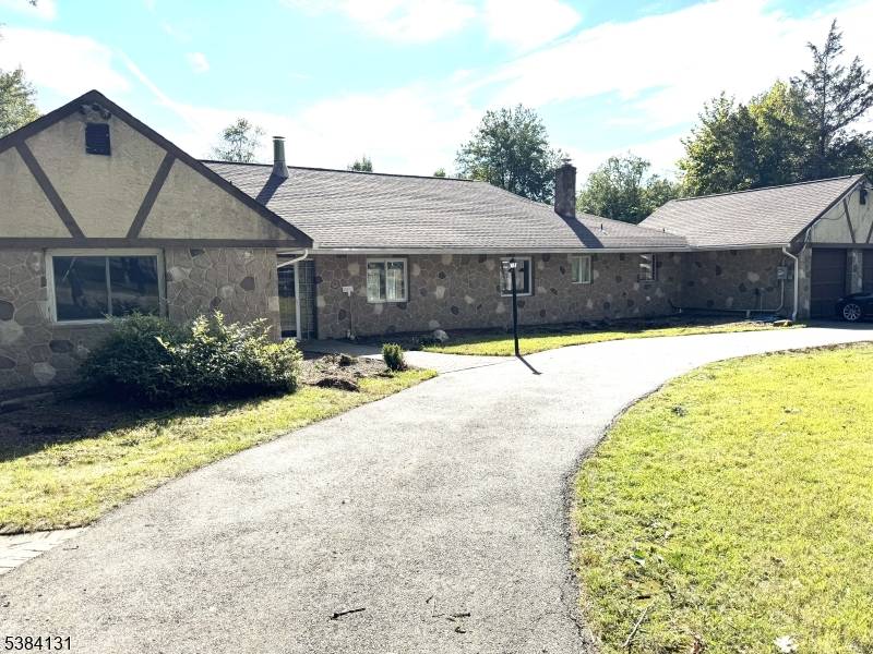 Beautiful LAKEFRONT Packanack Lake Sprawling Ranch !