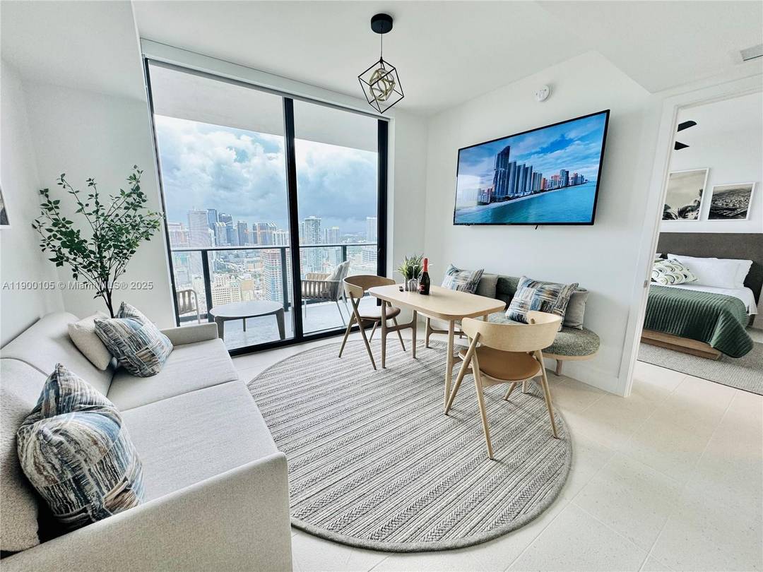 A beautifully furnished 1 bedroom residence featuring expansive city and bay views from the 43rd floor.