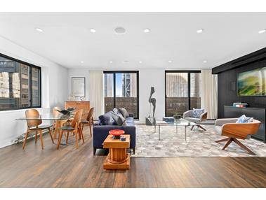 Spectacular three bedroom penthouse loft with two terraces and central air conditioning in mint condition bathed in amazing light throughout the day and incredibly quiet.