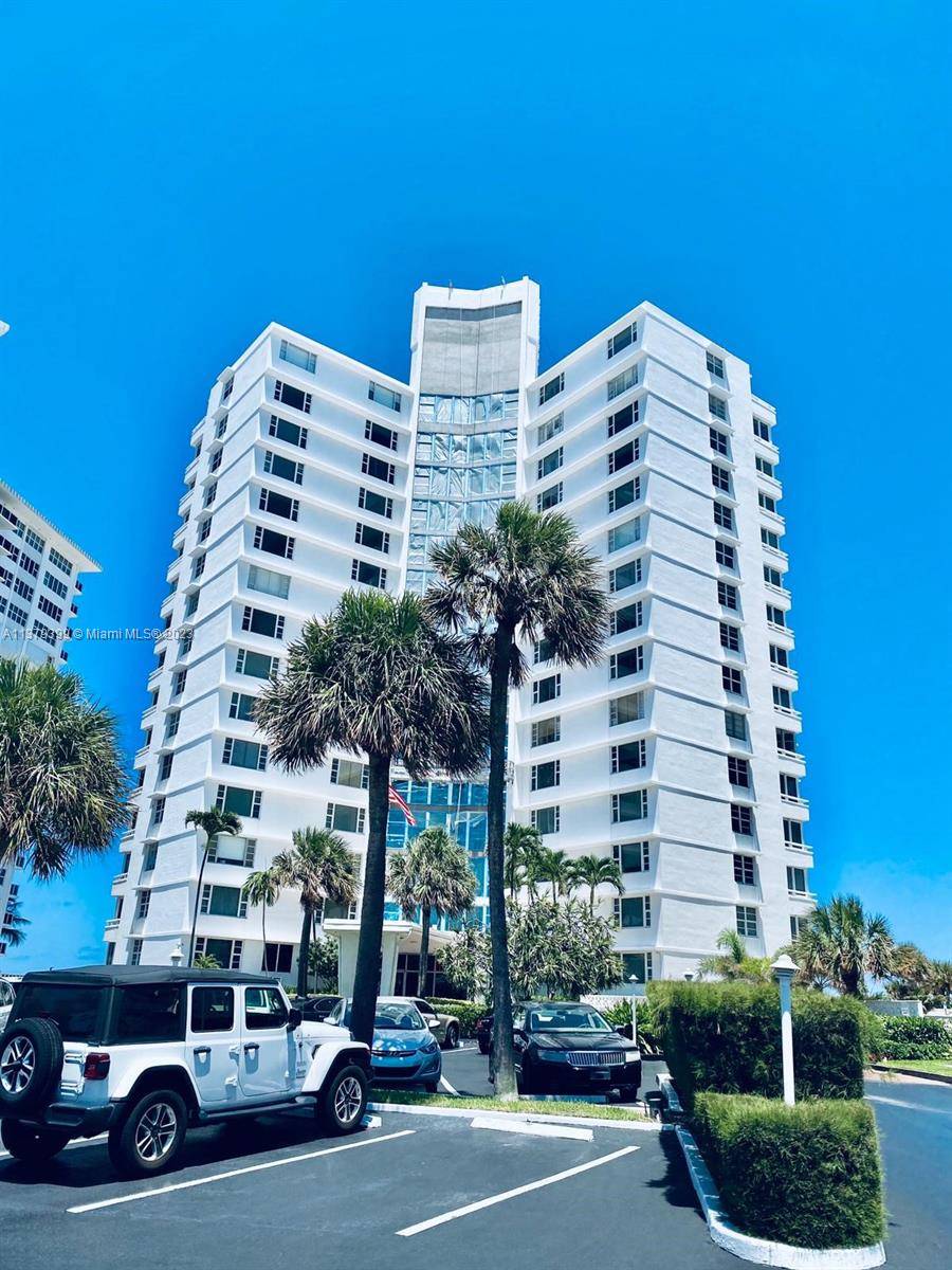AWESOME CO OP WITH EXCELLENT LOCATION !