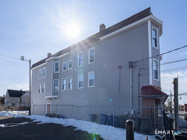 Stratford Ave corridor 8 unit mixed use building Near I 95 Bridgeport Train Station Income producing mixed use property in Bridgeport's East End featuring 9, 399 sq ft on 0.