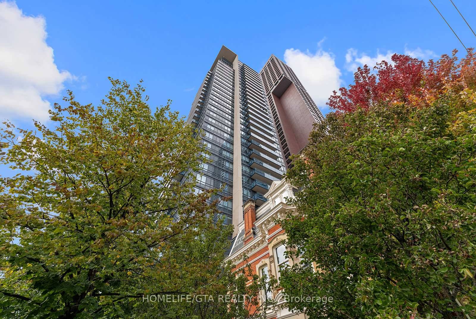 Available ASAP ! ! Stunning South East Corner Unit at Tridel's Prestigious James Cooper Mansion !