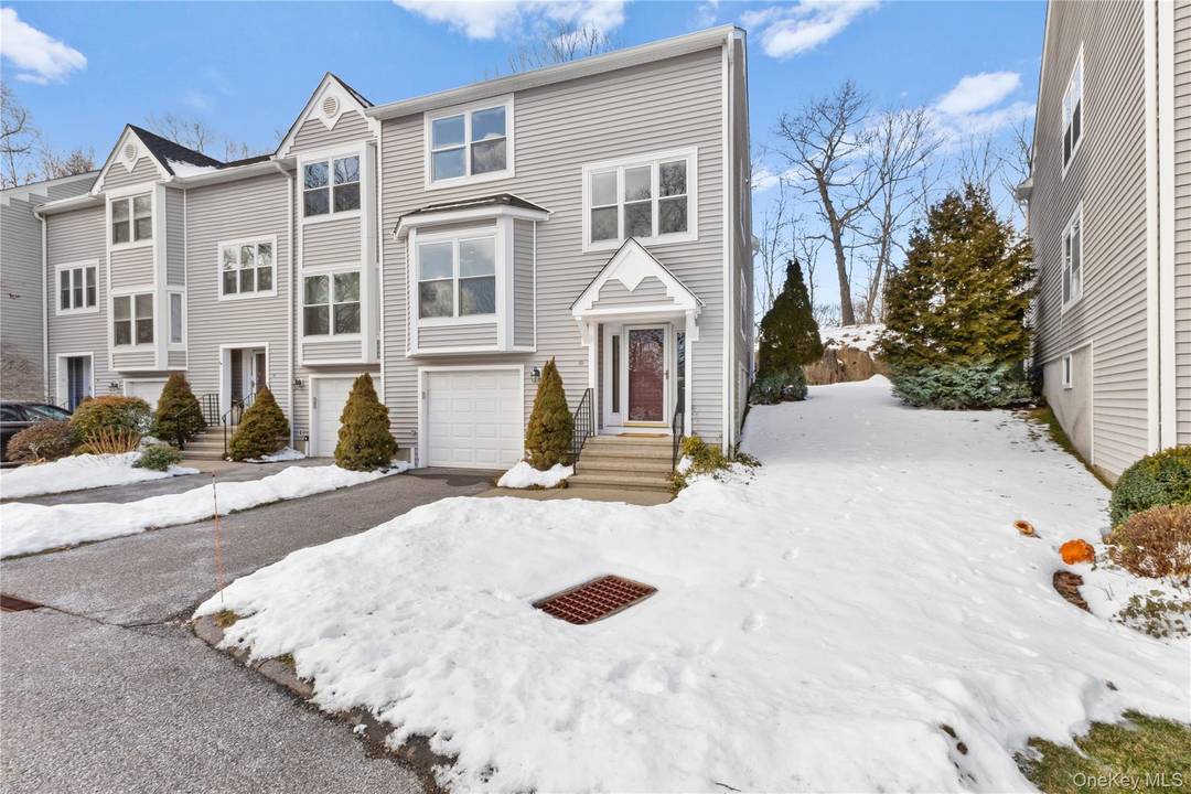 Rare opportunity in desirable Katonah Close in Goldens Bridge units here seldom come to market, so don t miss this one.