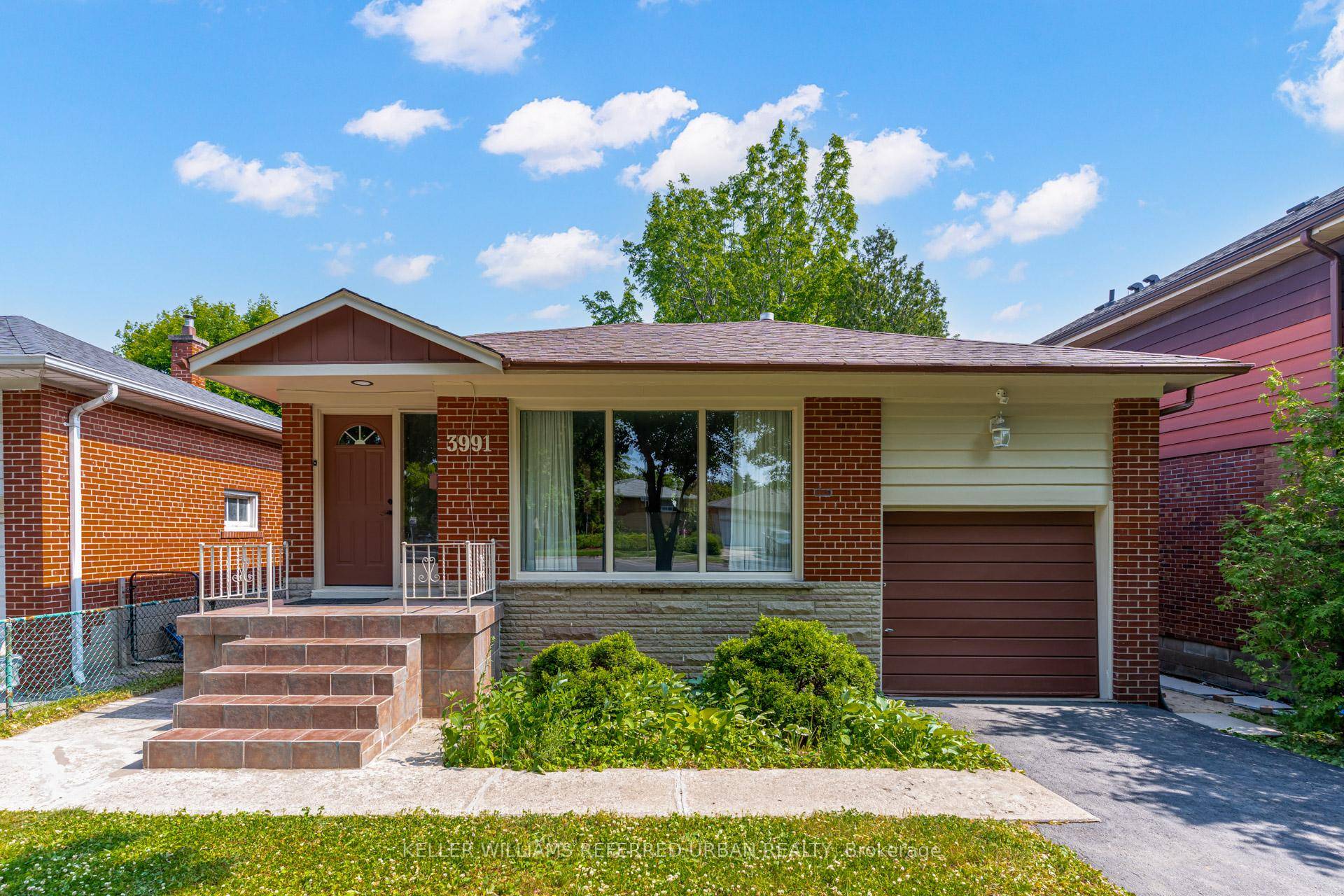 Bunga hello ! Behold this impeccably maintained family bungalow in the bull's eye of coveted Eatonville.
