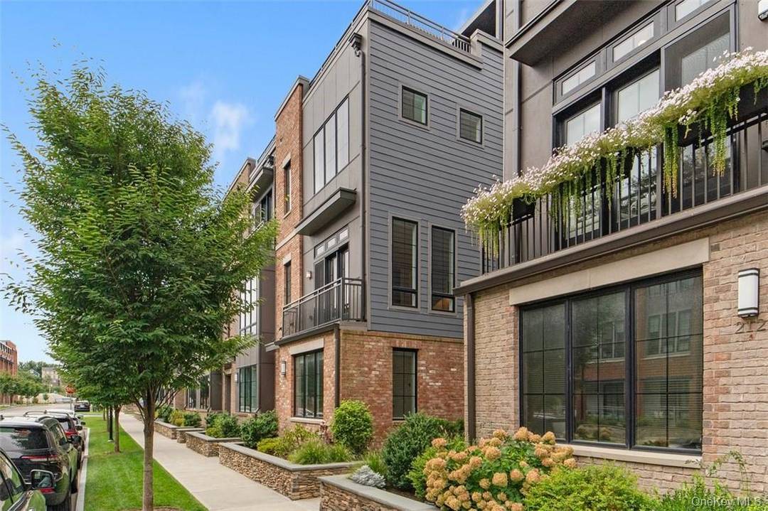 This exquisite end unit, full of natural light, is a sophisticated blend of elegance and modern convenience, set in the heart of the fabulous waterfront, just 41 minutes train ride ...