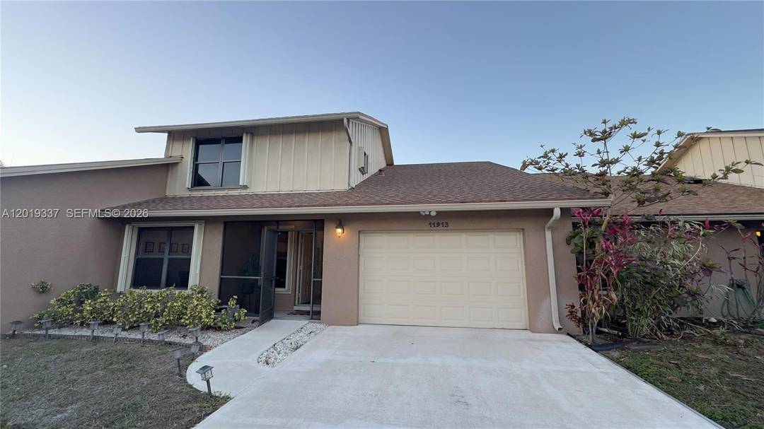 Spacious 3 bedroom, 2. 5 bath townhouse located in the desirable Park Place of Wellington community.