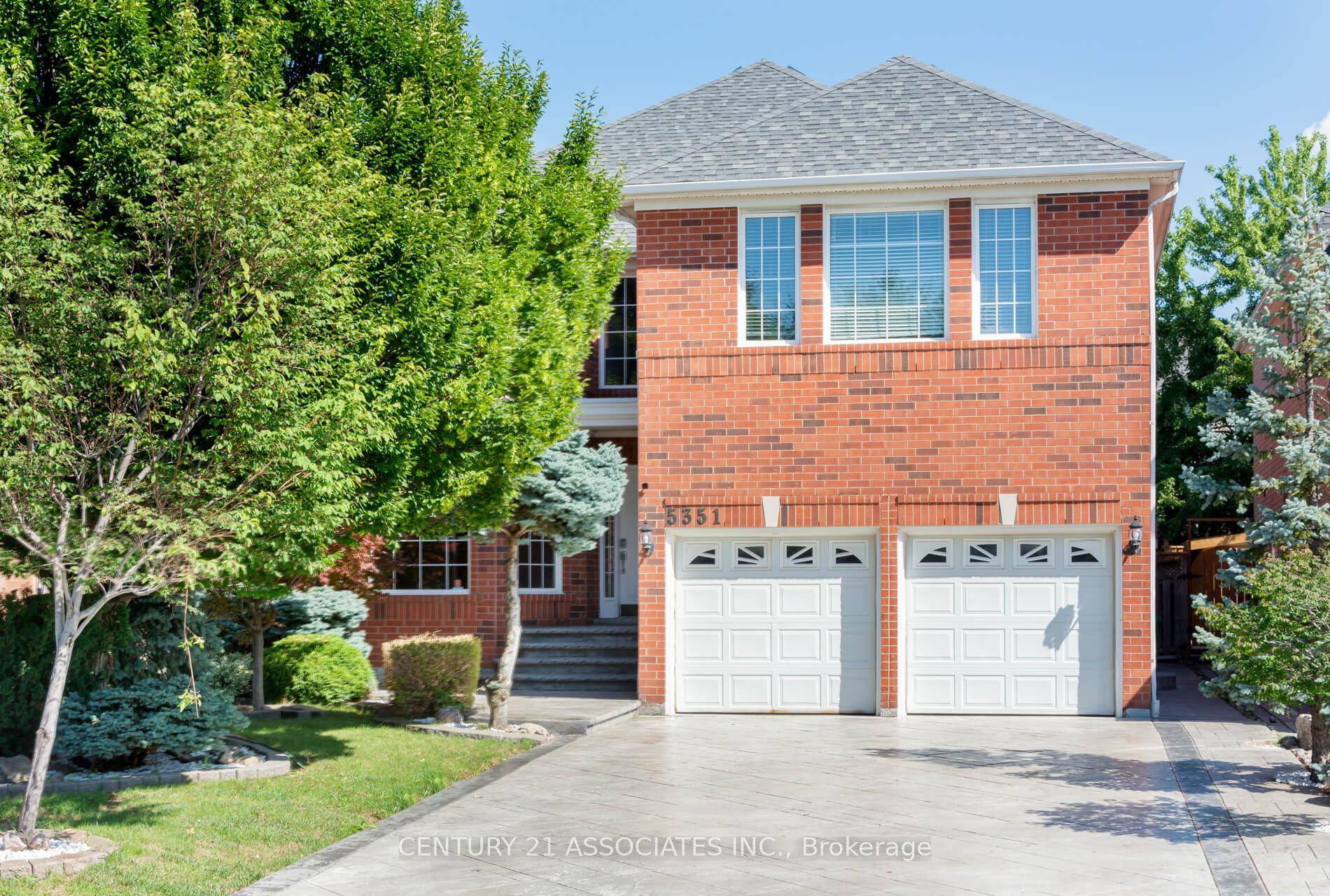 Welcome to this fabulous luxury 5 1 bedroom 4 1 2 bathroom executive home in prime Central Erin Mills location.