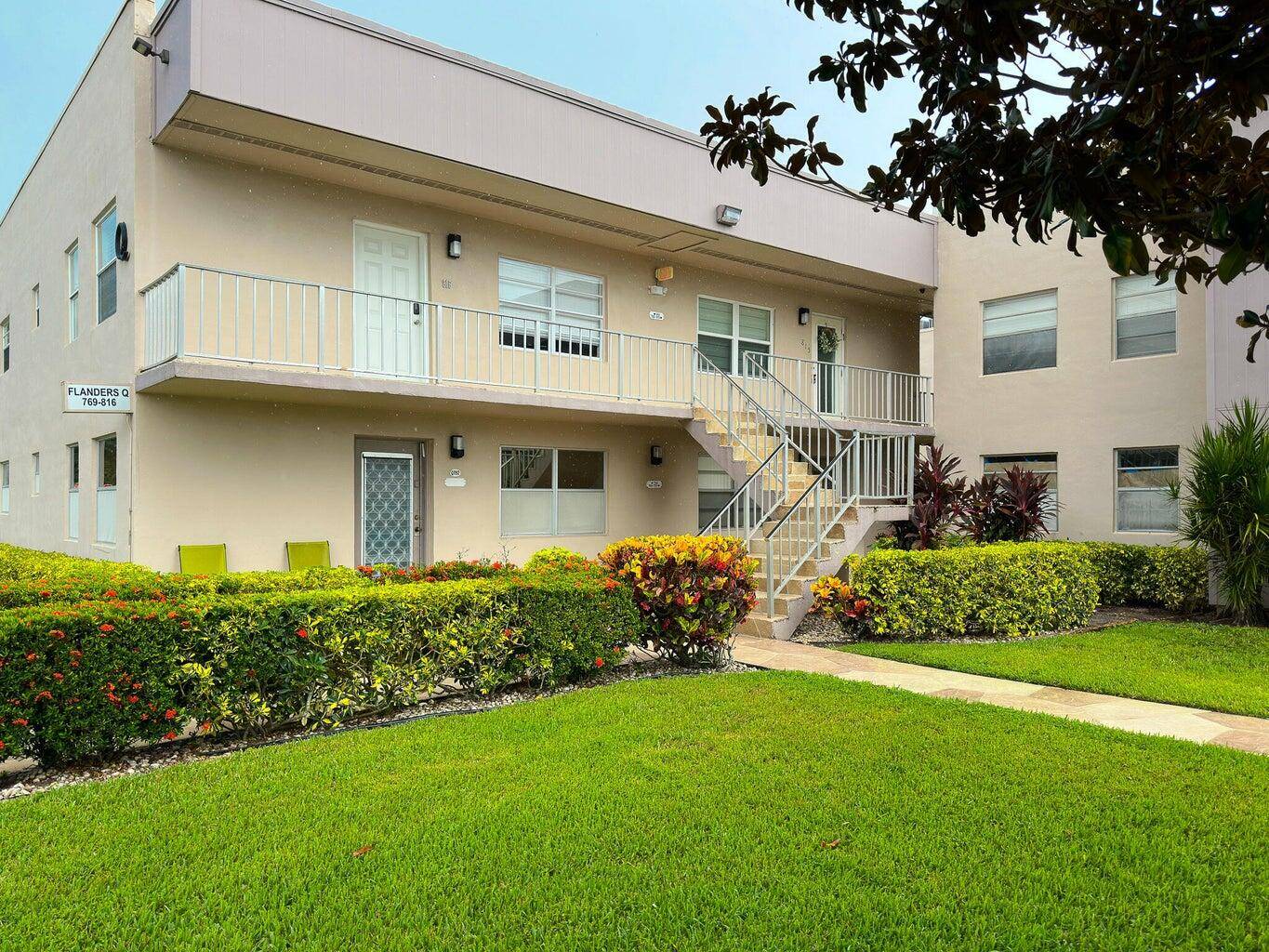 PRICED TO SELL ! STRESS FREE FLA LIVING AT IT'S BEST.