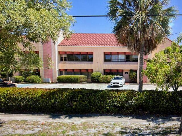 OWNER FINANCING AVAILABLE 900 SE Ocean Boulevard F 252 in Stuart, Florida, offers a prime office condo situated in the heart of the city.