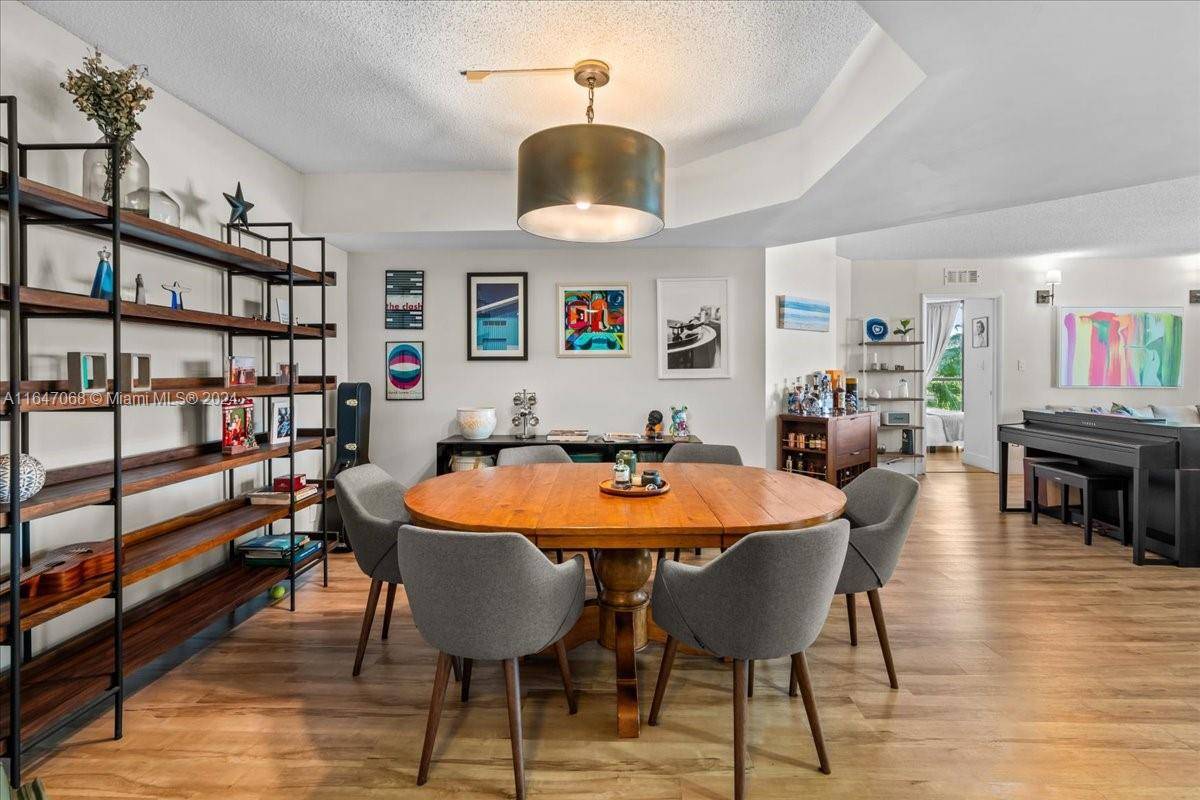 VERY WELL KEPT AND BEAUTIFULLY DECORATED 3 BEDROOM 2 BATH IN DESIRED AVENTURA WITH ACCESS TO THE WATERWAYS MARINA.