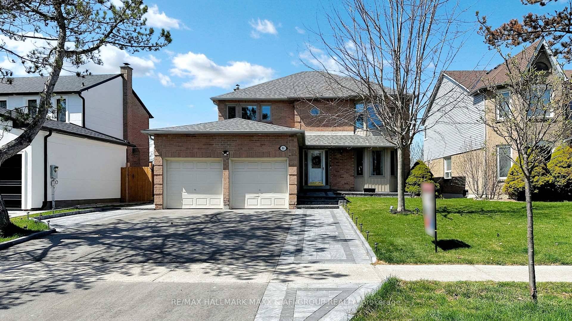 This beautifully maintained home, located in one of Aurora's most desirable neighbourhoods, close to shops and restaurants, offers comfort and versatility, perfect for families or savvy investors.