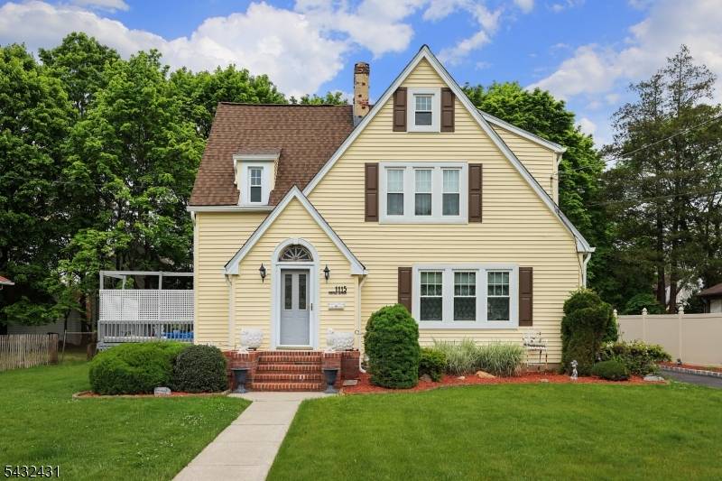 Set on a beautiful piece of property in Plainfield, this three bedroom, 1.