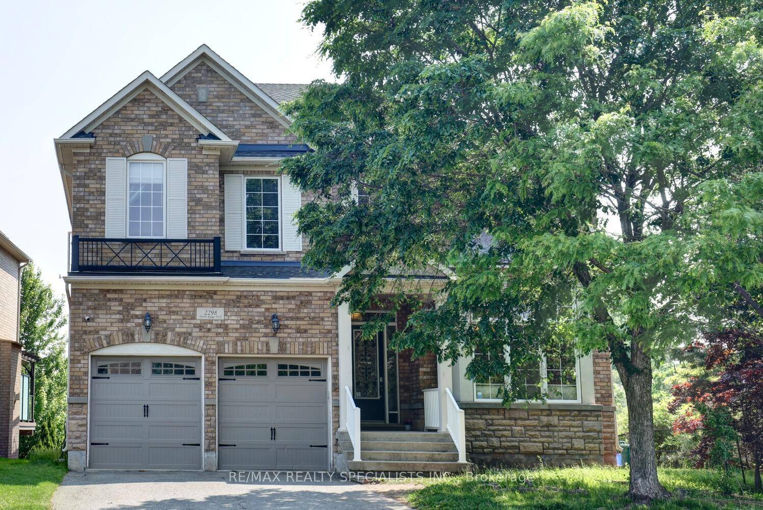 Cre me de la cre me ! Rare find in Joshua Creek 4, 000 sq ft fully finished walk out basement backing onto ravine, pond amp ; nature !