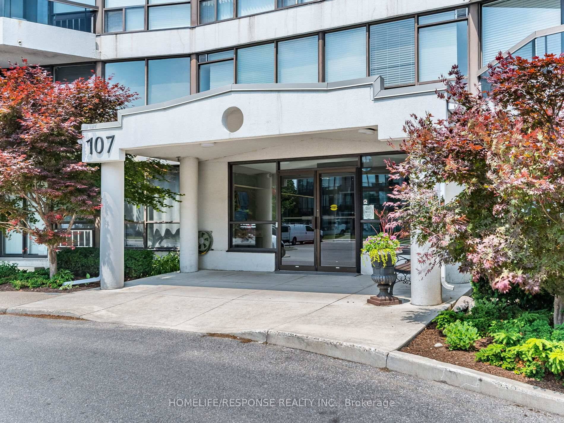 Step into this bright and freshly painted 1 bedroom condo, perfect for first time buyers, downsizers, or investors looking to break into the housing market.
