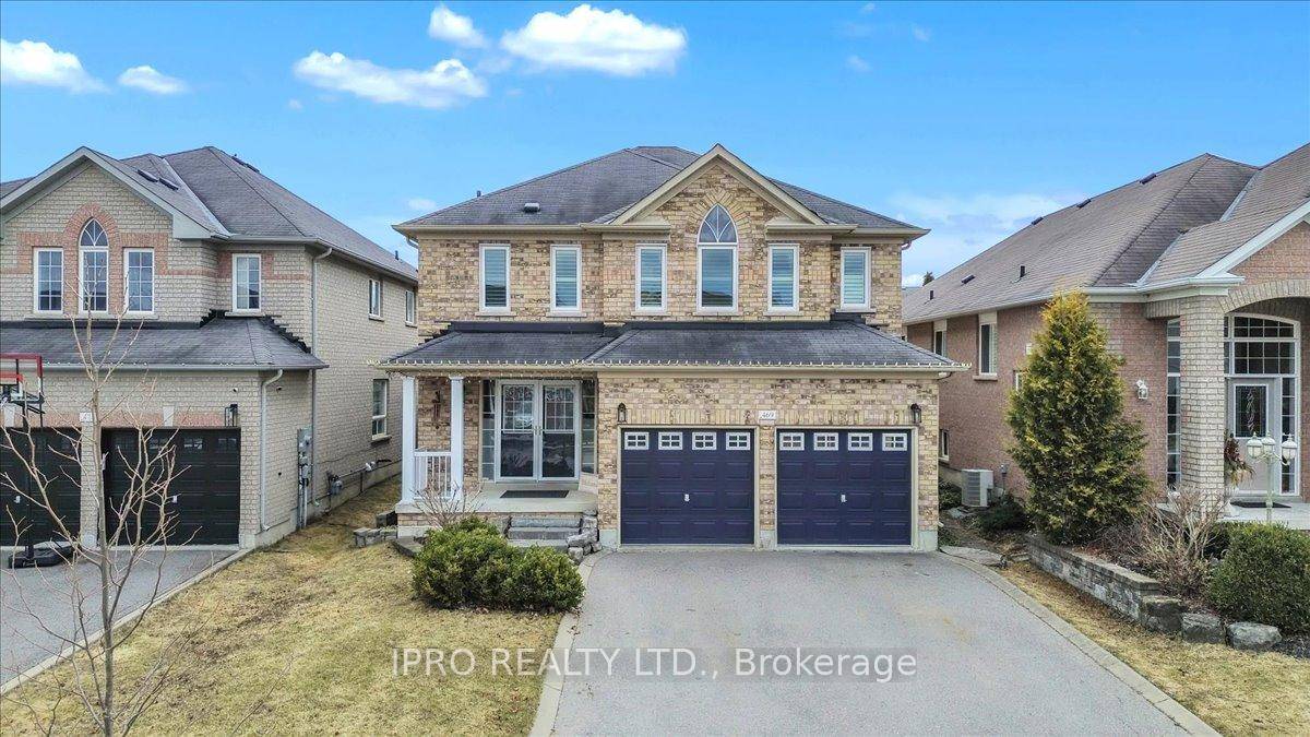 Motivated Seller ! Fantastic Opportunity at 469 King St E A Mount Albert GemWelcome to 469 King St E, located in the heart of family friendly Mount Albert !