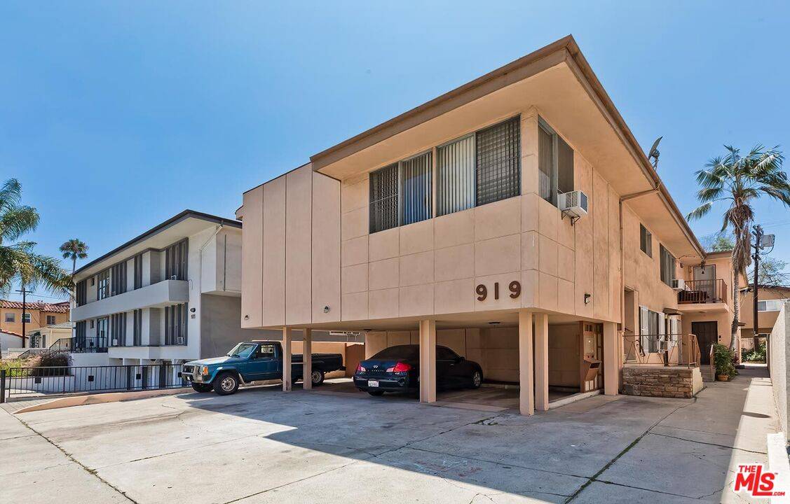 919 S Sherbourne Dr 12BR Beverlywood La