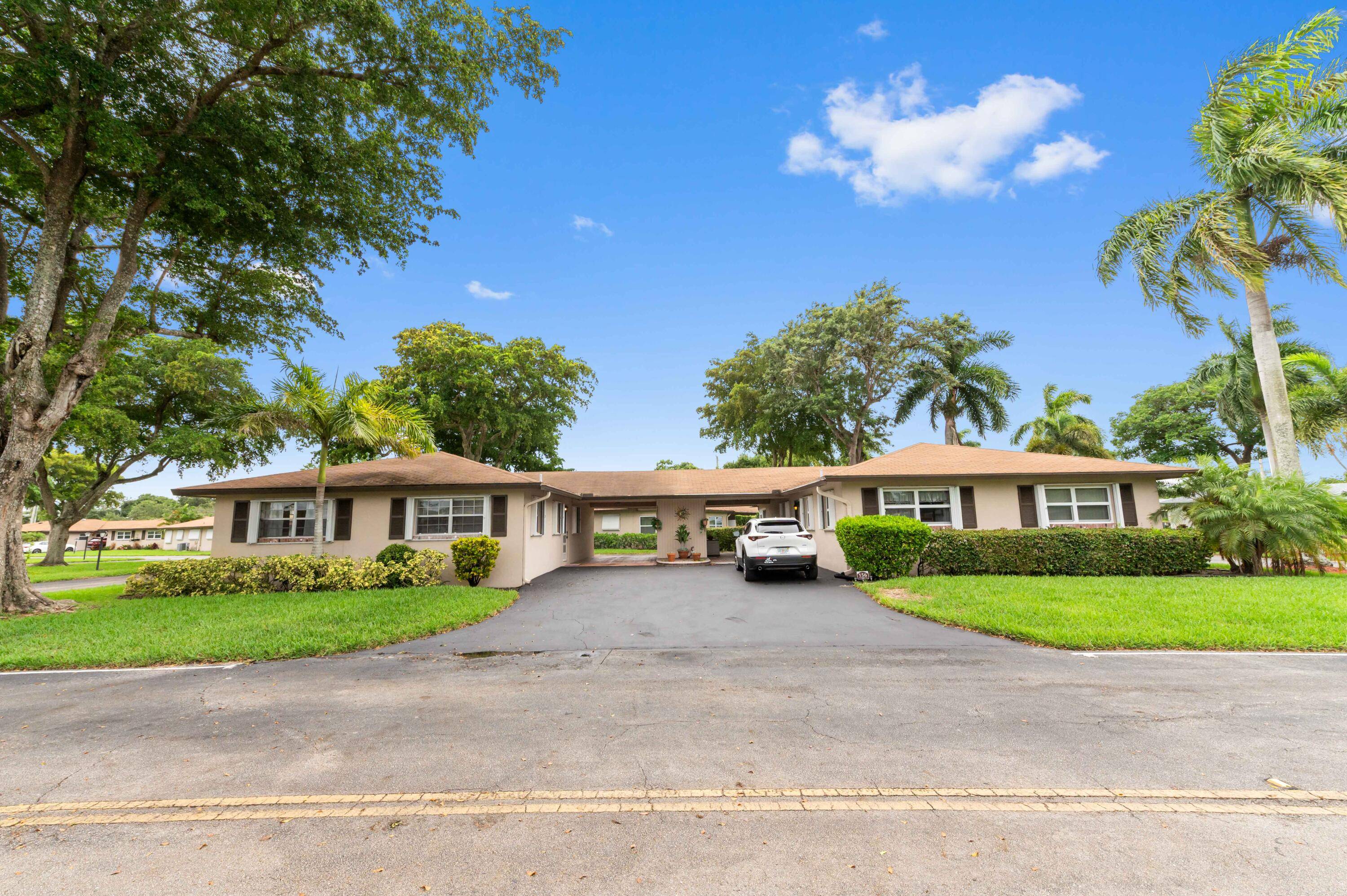 Prepare to discover your perfect slice of paradise in this beautifull 2 bedroom, 2 bath villa, ideally situated in highly desirable Delray Beach.
