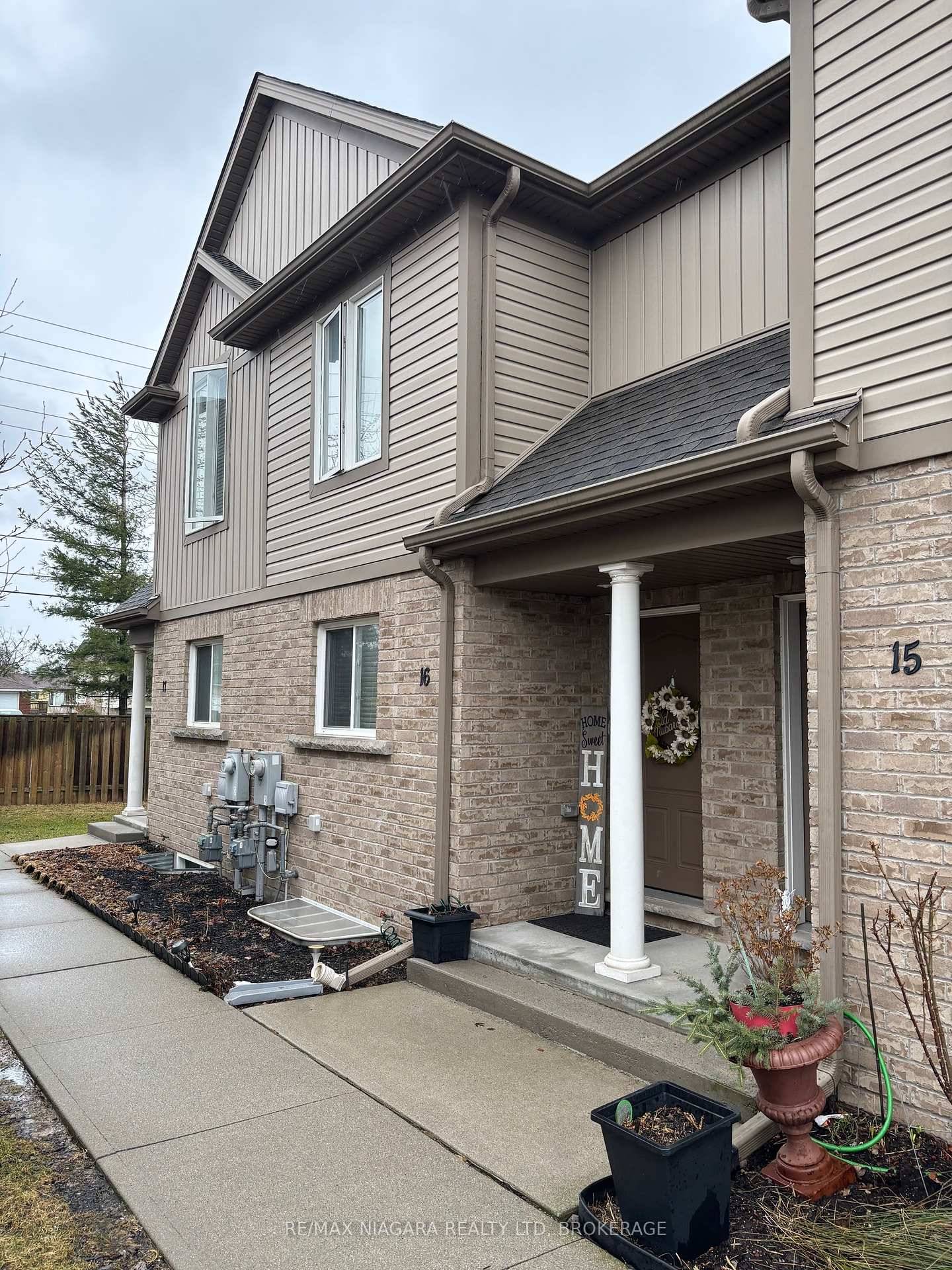 GREAT CONDO LOCATED IN FORESTVIEW SUBDIVISION VERY CLEAN OPEN CONCEPT LAYOUT NEUTRAL DECOR, MODERN FLOORING, MOVEABLE ISLAND IN KITCHEN, BRIGHT AND SPACIOUS WITH PATIO DOORS LEADING TO PRIVATE DECK, 2PC.