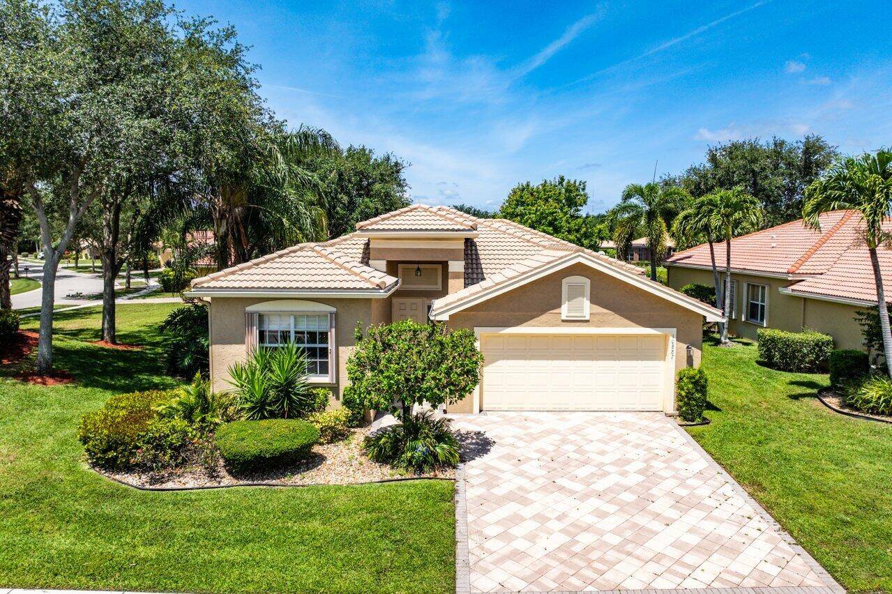Lovely and meticulously maintained Sophia model on a premium CORNER LOT with lake views !