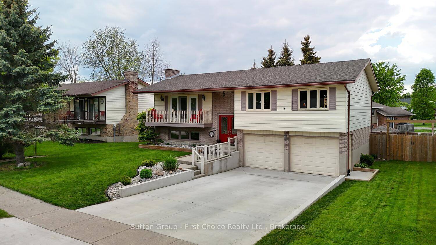 Well Maintained Family Home with Great Backyard amp ; Double Car Garage !