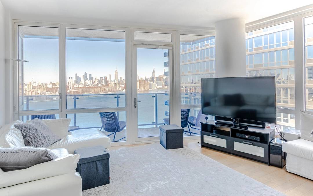 Luxury Waterfront Living in Williamsburg !