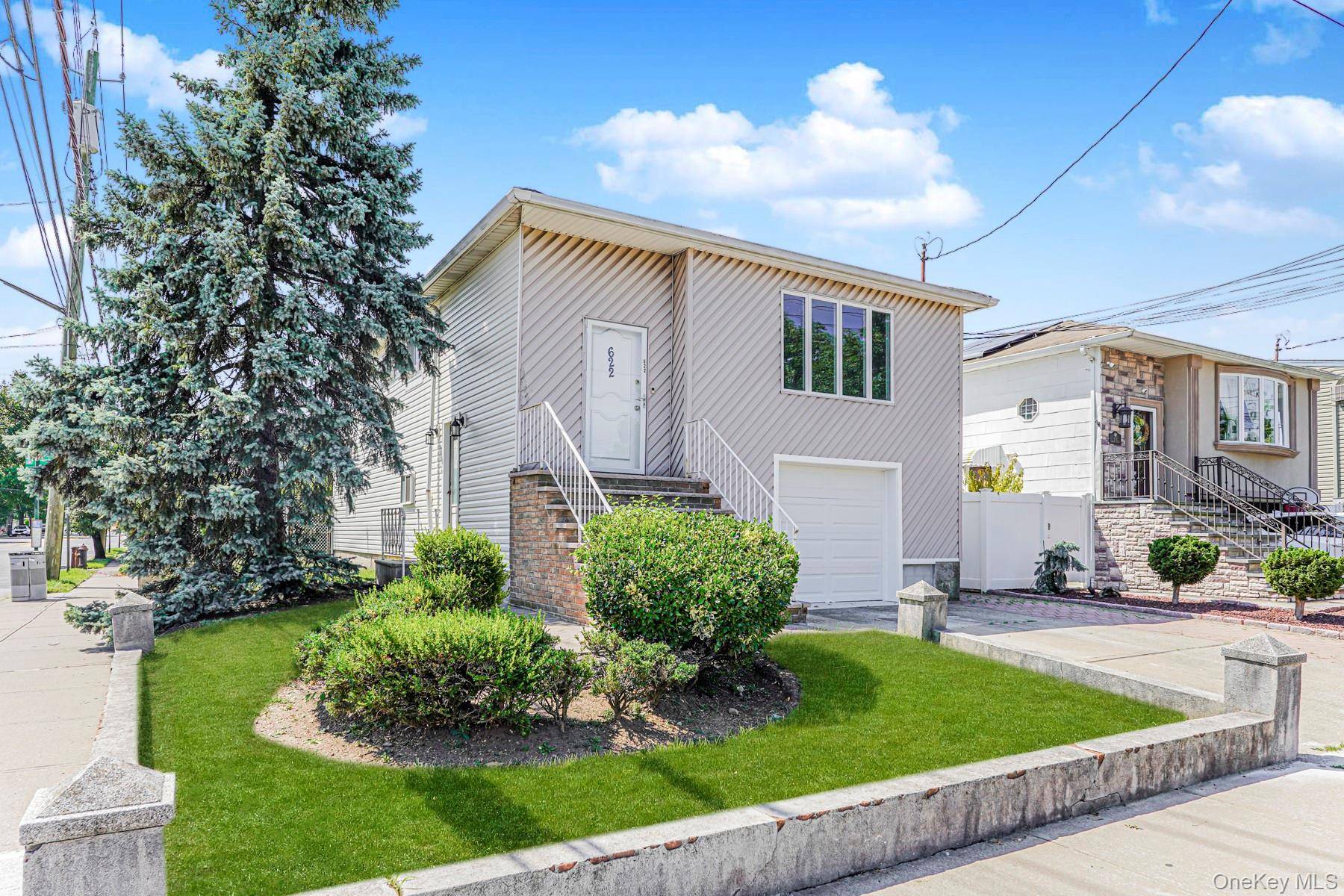 Welcome to Barlow Avenue Your Perfect Eltingville Retreat Discover the charm of this raised ranch, ideally located in the heart of Eltingville just steps from popular shops, restaurants, and convenient ...