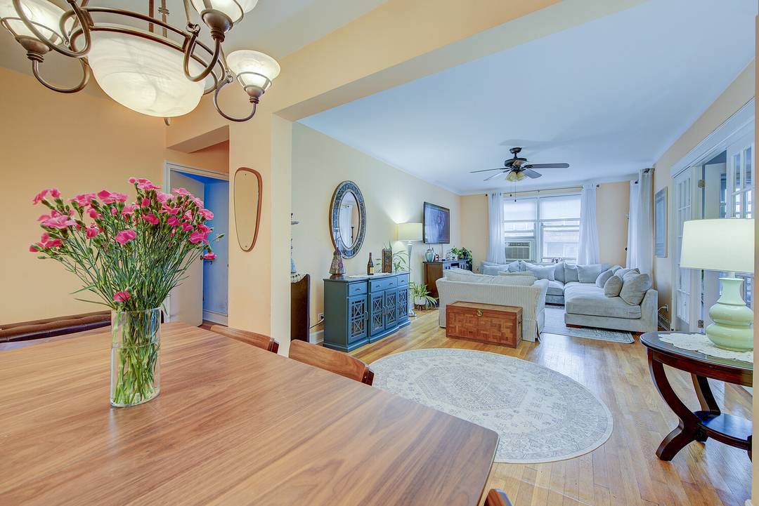 Please schedule showings directly with owner MichaelBobick1 at GMAIL Welcome to this rare to come by full three bedroom and two bath with a terrace In the Greenbriar.