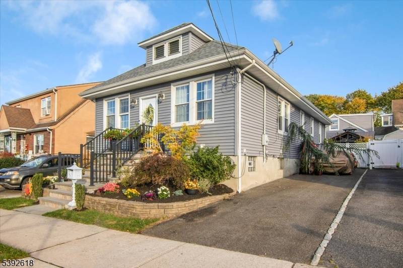 WELCOME HOME ! Move in ready 3 bedroom !