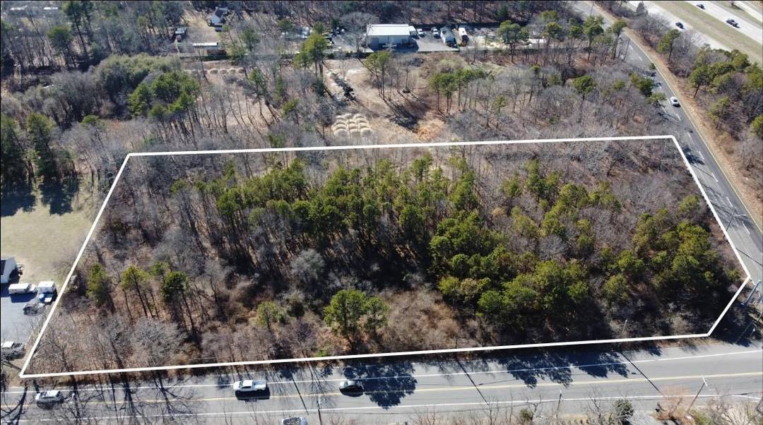 Corner of Long Island Expressway S Service Road and Bellport Rd.