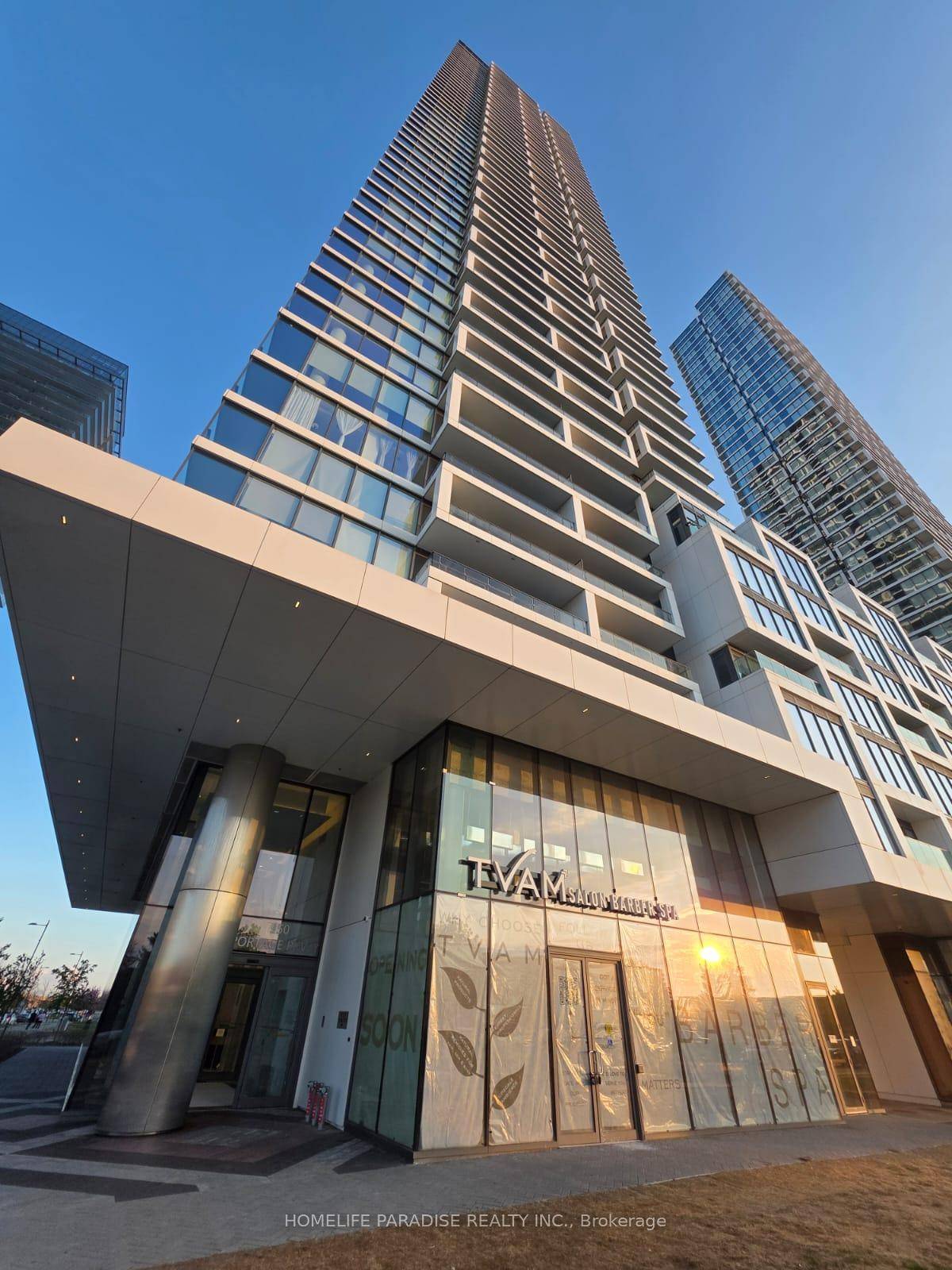 Step into luxury and convenience at this gorgeous Transit City Condo, situated in the heart of Vaughan Metropolitan Centre one of the GTA's most dynamic urban hubs.