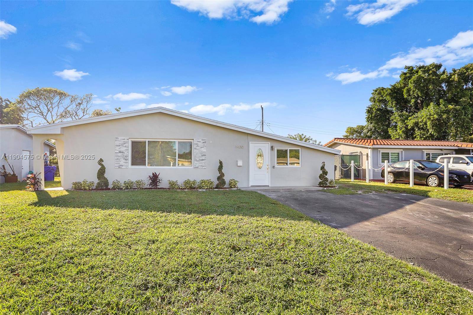 BEAUTIFUL 4 BEDROOMS 2 BATHROOMS SINGLE FAMILY HOME IN THE HEART OF THE CITY OF HOLLYWOOD !