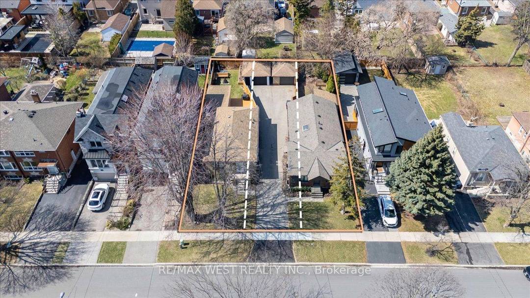 Attention Builders ! Rare opportunity in Alderwood.