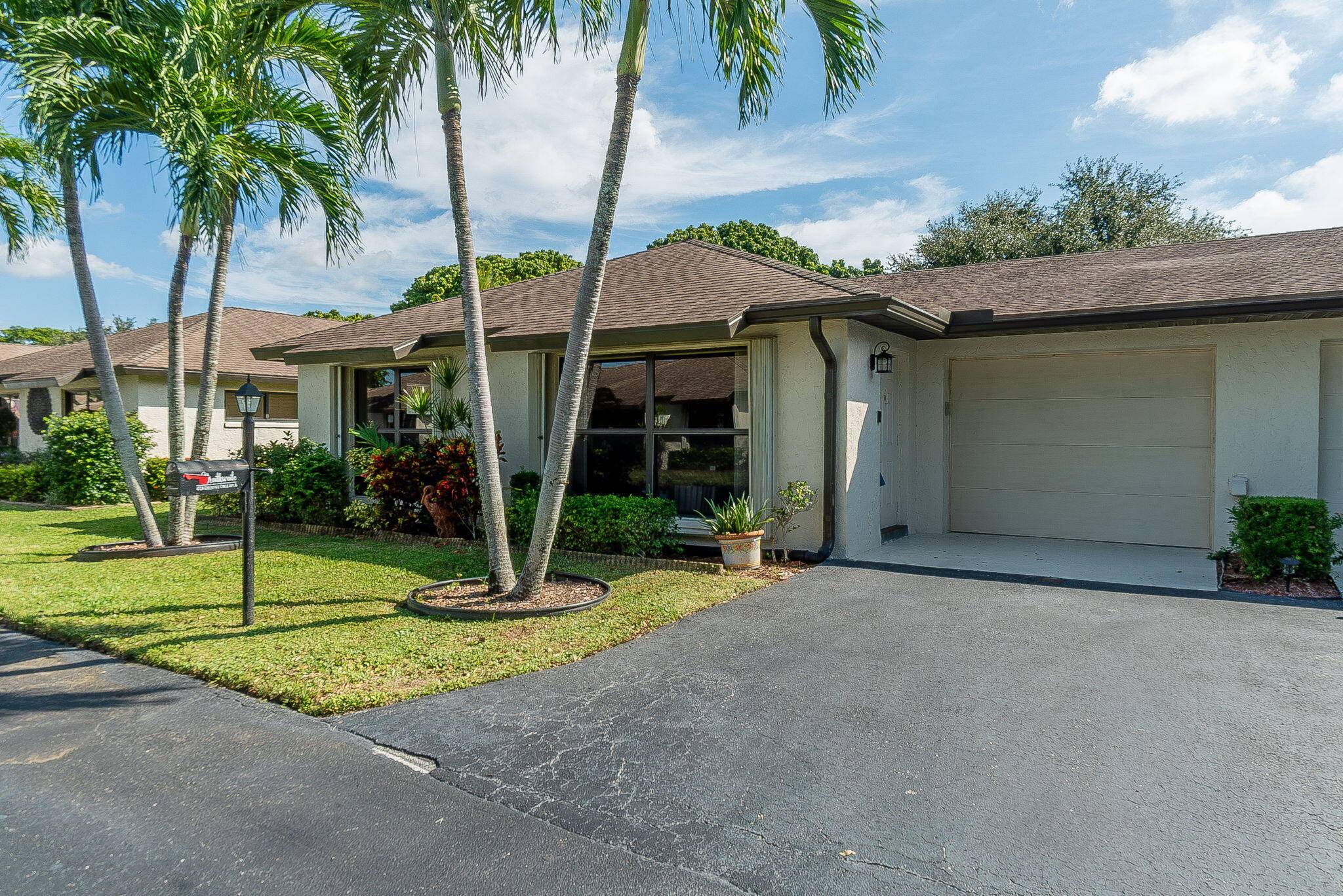 Come and enjoy this beautiful updated villa centally located in Boynton Beach close to everything popular Boynton has to offer.