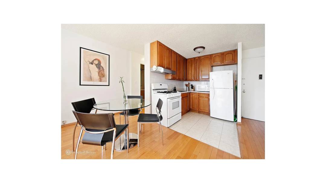 A Rare Value with Iconic Views in Midtown East Residence 25A is a high floor, sun drenched one bedroom, one bathroom home offering approximately 531 square feet of thoughtfully designed ...