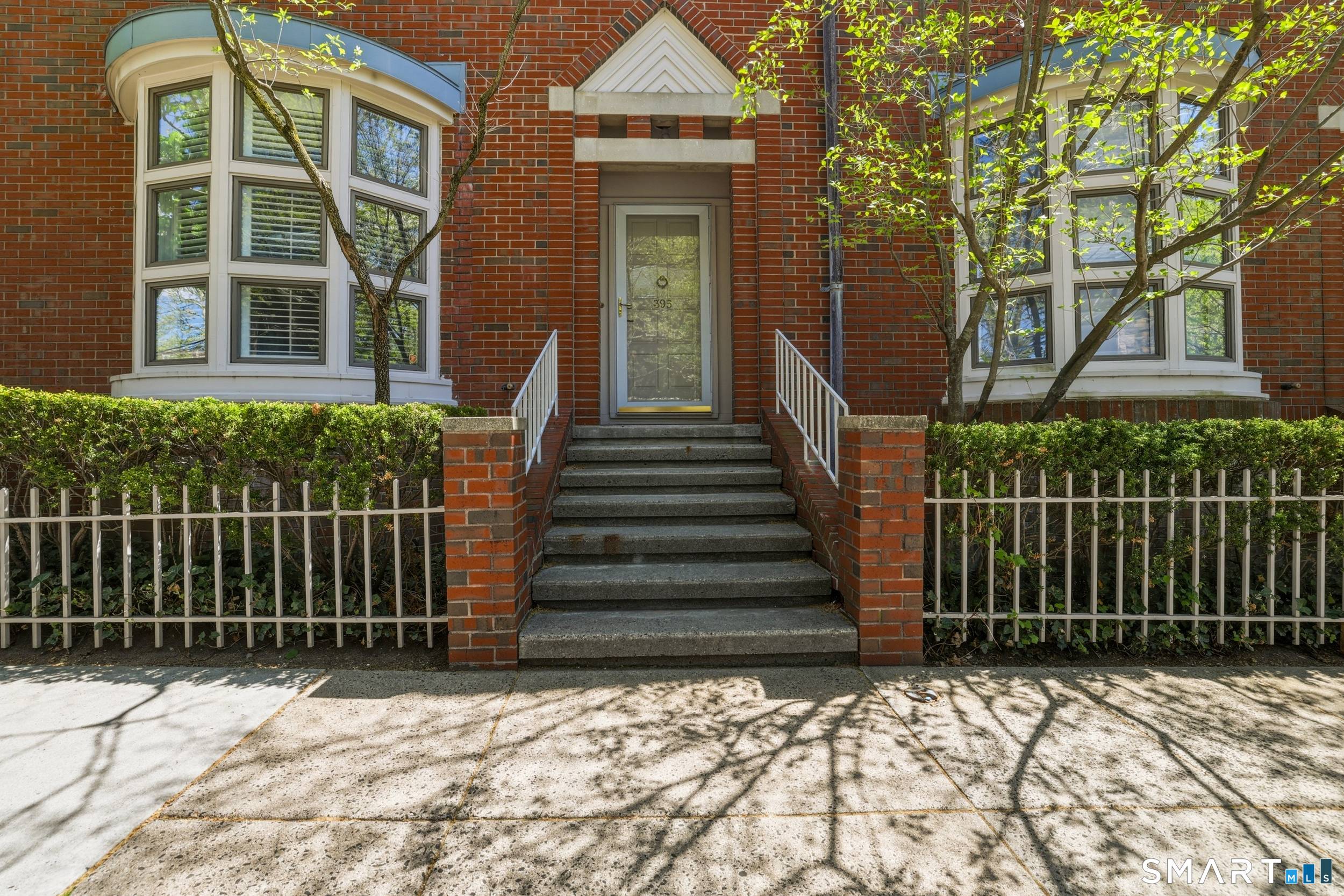 Exceptional Townhouse Condo in the Heart of Downtown New Haven Located on the Yale campus, this beautifully remodeled 3 bedroom, 2.