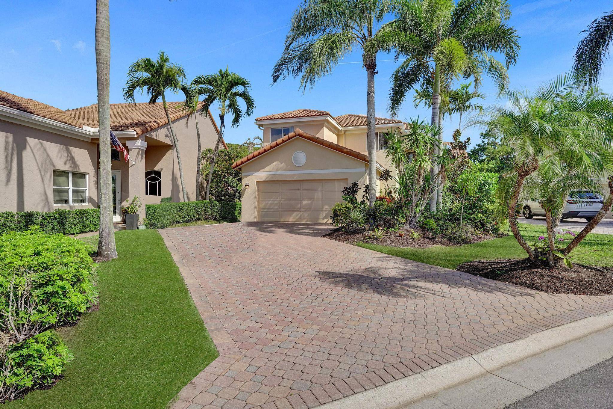 Beautiful 4 2. 5 light bright Pool home in a private tropical setting overlooking the Majestic Trees of Morikami Gardens.