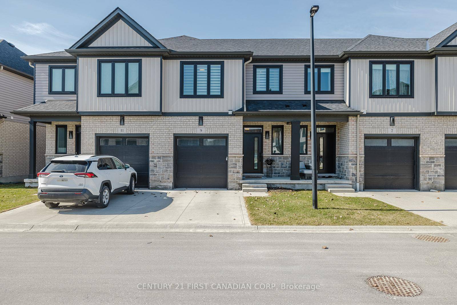 Nestled in the charming community of Mt Brydges, this immaculate condo attracts those seeking both comfort and convenience.