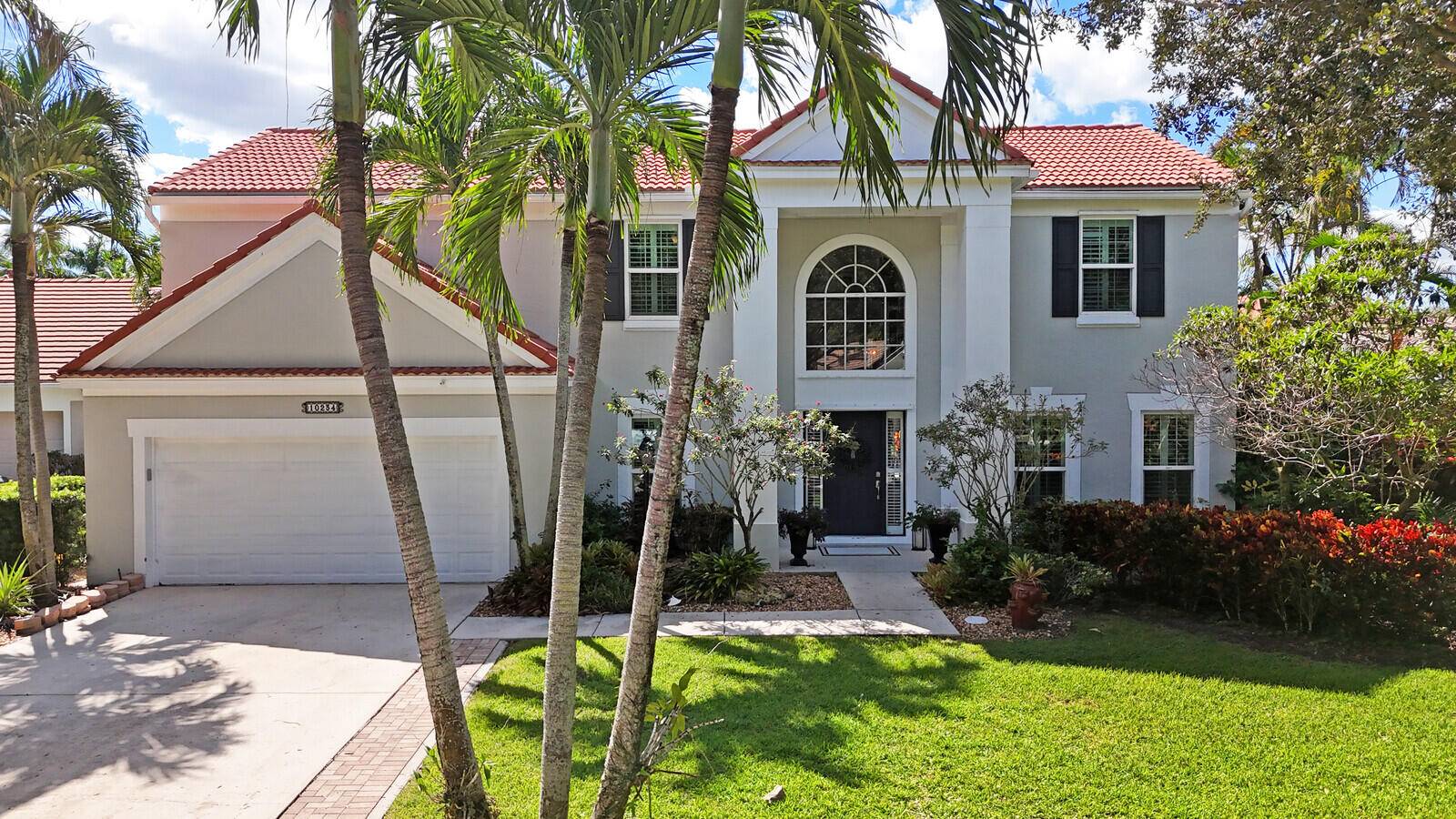 One of Palm Beach Gardens' best kept secrets, The Hunt Club is a beautiful gated community tucked in the heart of town.