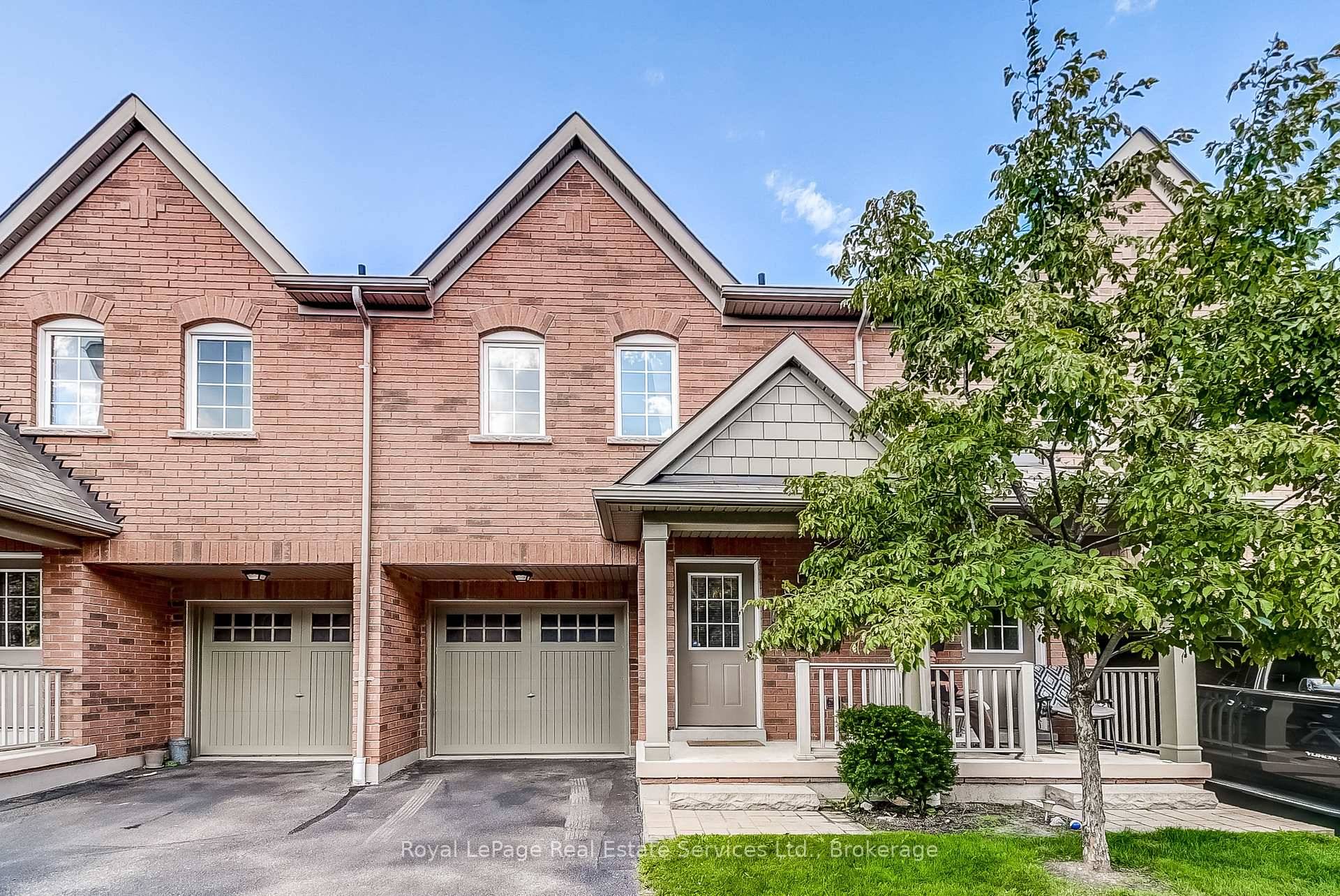 A very warm and bright two storey Townhome located in The Woodlands, in Lakeshore Woods area of Bronte.