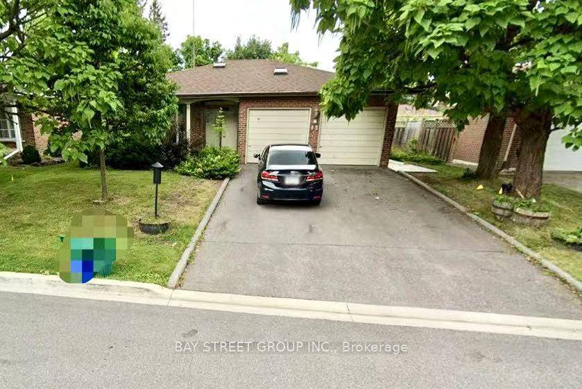 Prime location near Yonge amp ; Royal Orchard in Thornhill on a premium 55' lot.