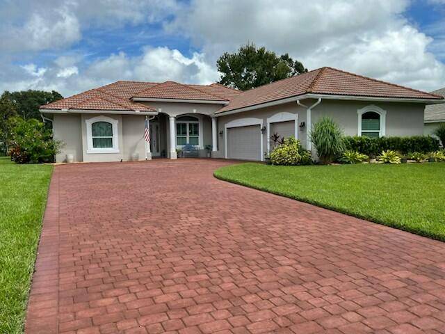 Fantastic 4 3 3 pool home located on an estate lot.