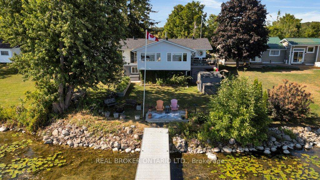 Spectacular waterfront home minutes to Orillia on Lake Couchiching !