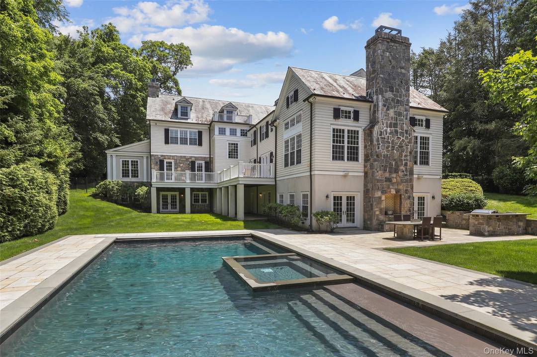 One of the crown jewels of Scarsdale s exclusive Murray Hill Estate.