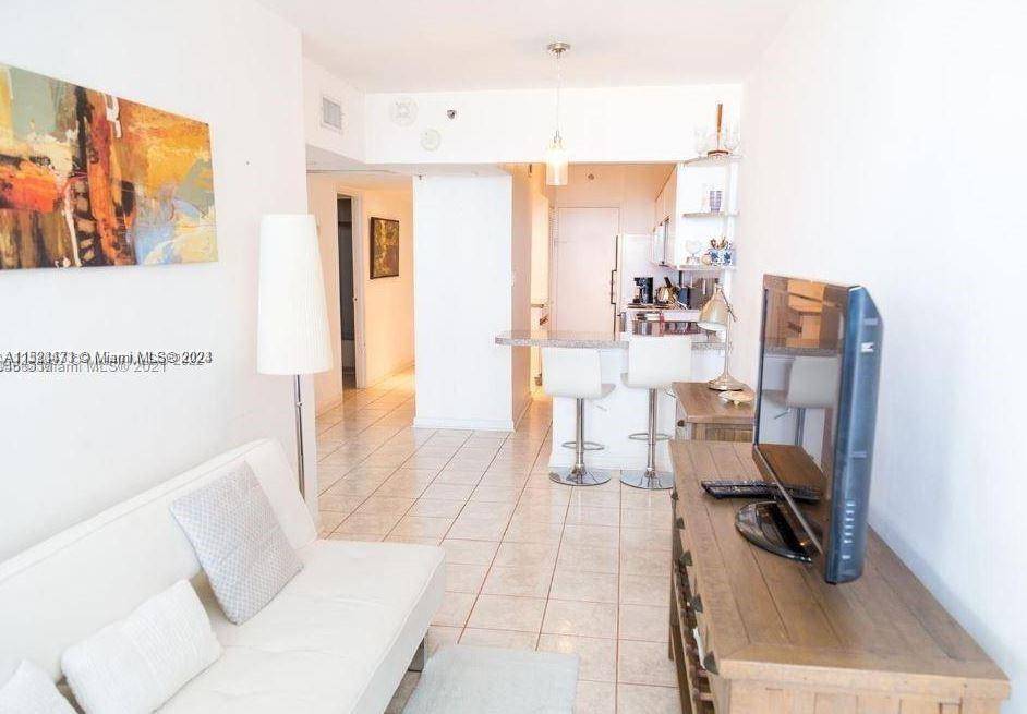 JR. ONE BEDROOM AT THE FAMOUS DECOPLAGE BUILDING WITHIN WALKING DISTANCE TO THE BEACH AND THE MOST TRENDY RESTAURANTS AND PLACES IN SOUTH BEACH.
